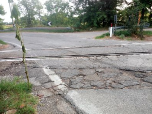«Il passaggio a livello è in completo stato di abbandono»
