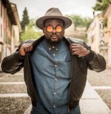 Il rapper Kuti vola sulla luna con Universal