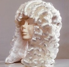 Il tempo dei parrucconi è scaduto