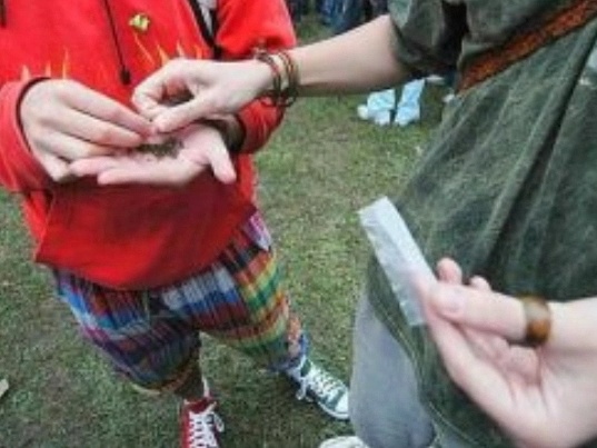 In possesso di droga, africano si rifiuta di mostrare i documenti