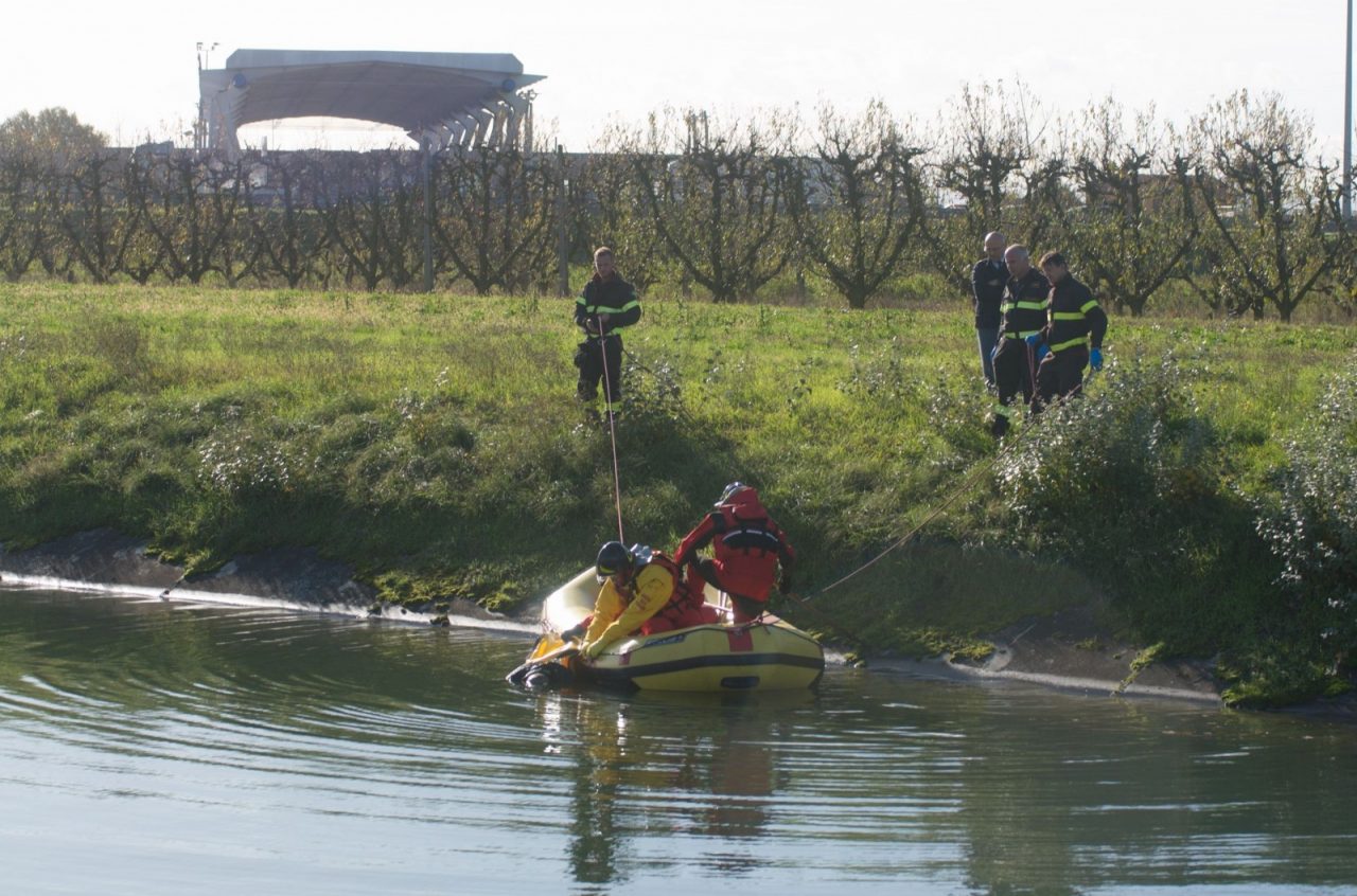 Incastrato nel canale: muore a 12 anni