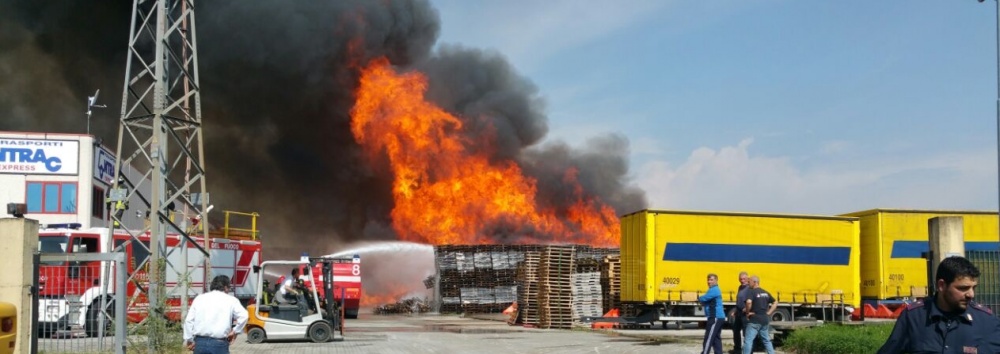 Incendio ai Novagli, i video dei lettori