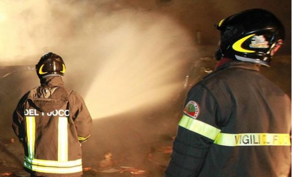 Bosco e vegetazione a fuoco a Clusane d’Iseo