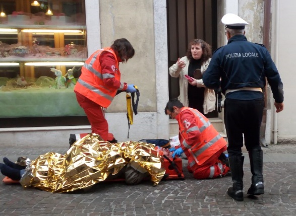 Inciampa e cade, anziano in ospedale
