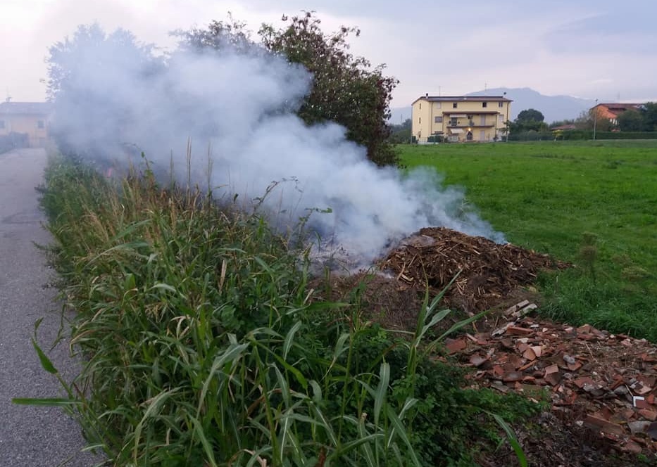 Incivili incendiano scarti di legno