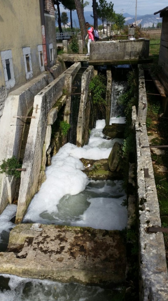 Schiuma nel canale del Mulino della Razzica