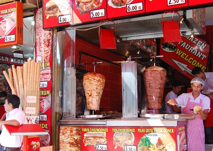 L’italiano allo straniero: “Hai un lavoro per me?”