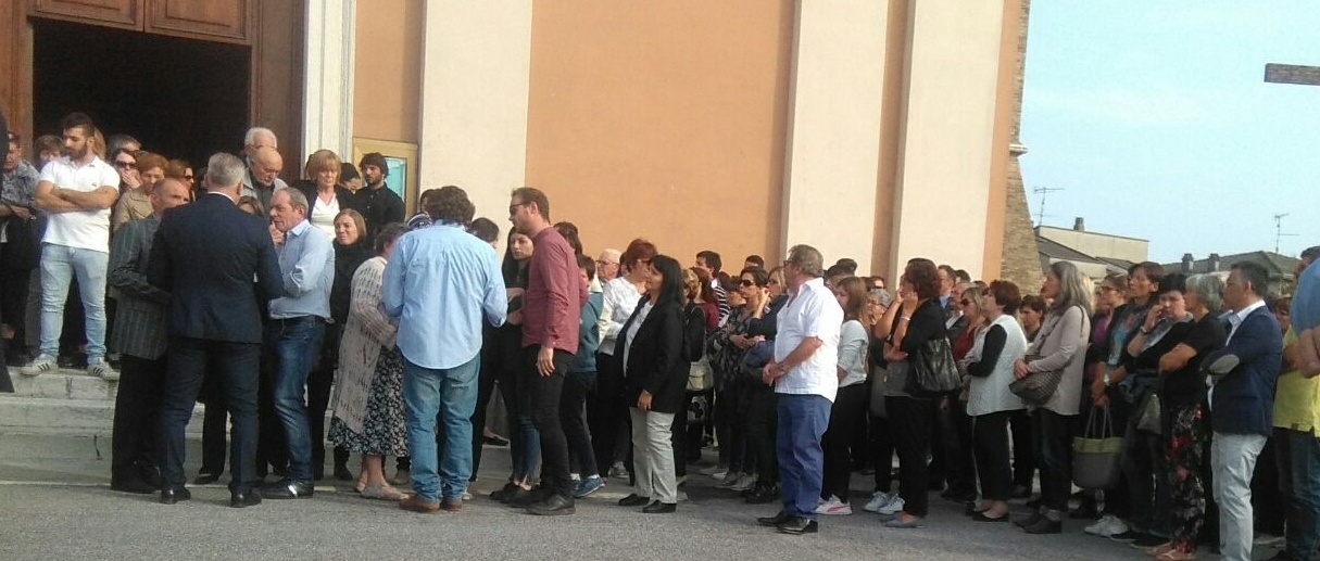 L’ultimo grande abbraccio a Matteo Azzini