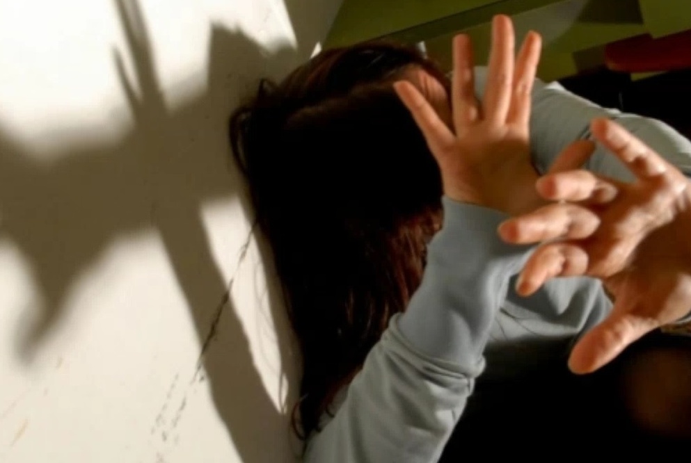 LEI LO LASCIA, LUI LE SFONDA LA PORTA