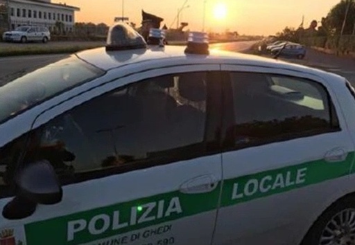 Gira con la patente scaduta e senza assicurazione, vede la Polizia e scappa: denunciato