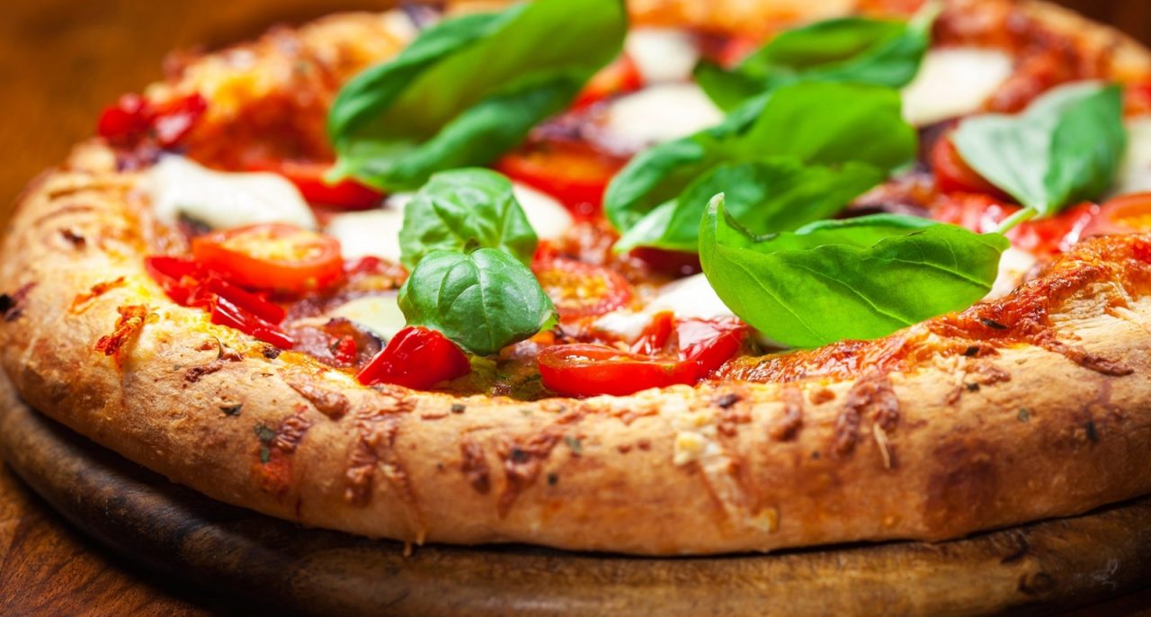 La pizza? Conviene di più mangiarla fuori che farla a casa