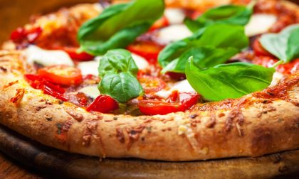 La pizza? Conviene di più mangiarla fuori che farla a casa