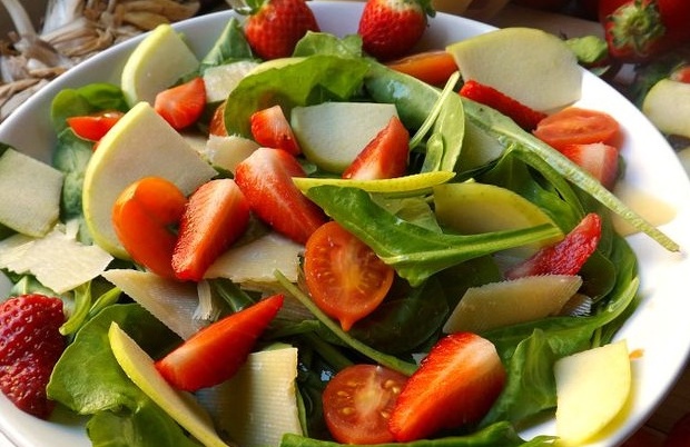 La ricetta dell’insalata colorata di fragole e formaggio