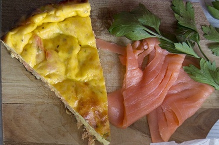 La ricetta della frittata estiva: salmone e aromi