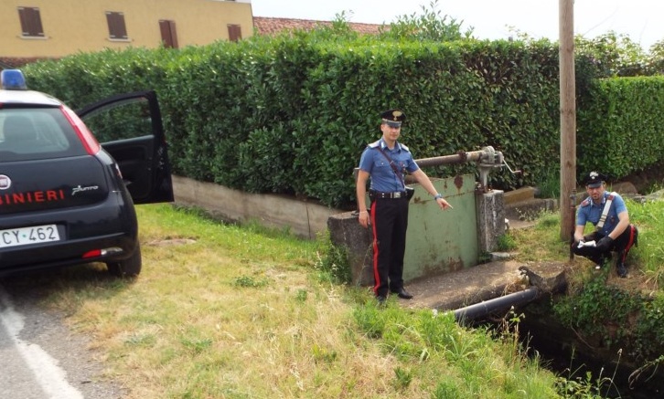 Lancia l’eroina dal finestrino, arrestato