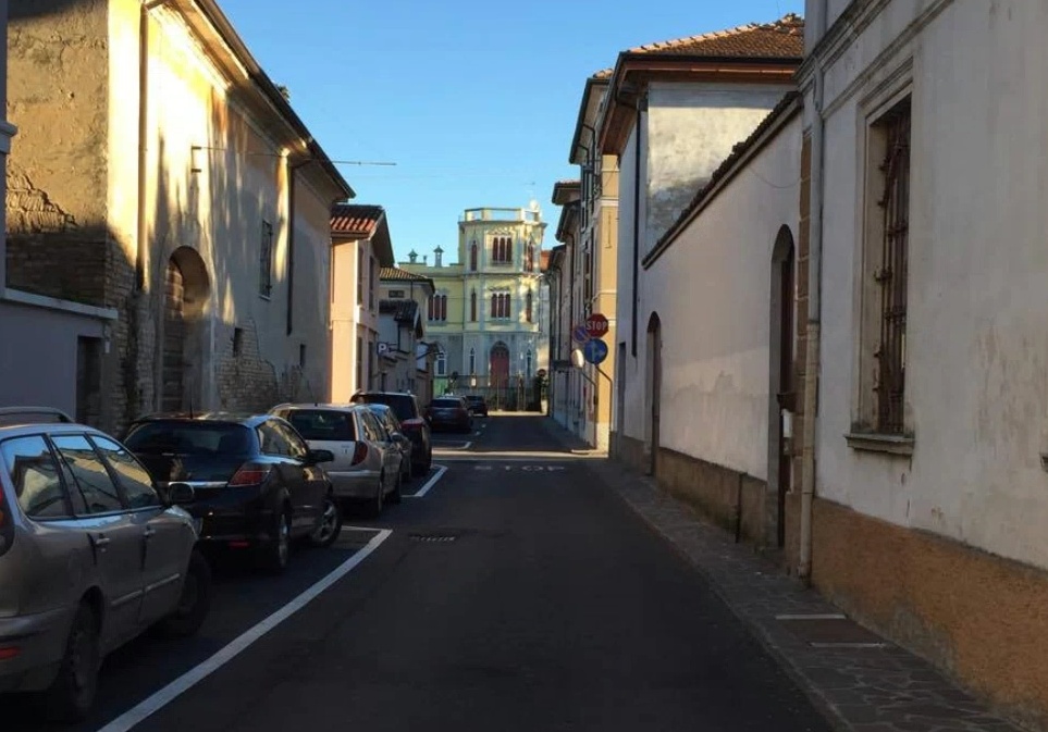 Lo scherzo del «fallo» disegnato sull’auto non fa ridere