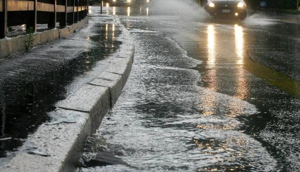 Meteo da allerta rossa, “evitate gli spostamenti”