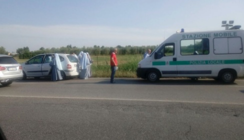 Manovra azzardata per due tedeschi: investono un motociclista