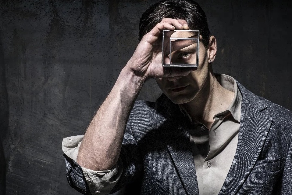 Marco prende il metallo e gli dà vita