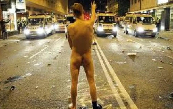 Marocchino nudo in strada sotto l’effetto di cocaina