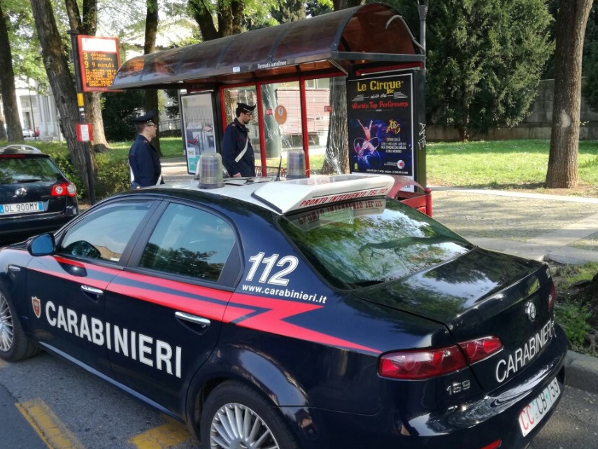 Martellate contro una pensilina, arrestato
