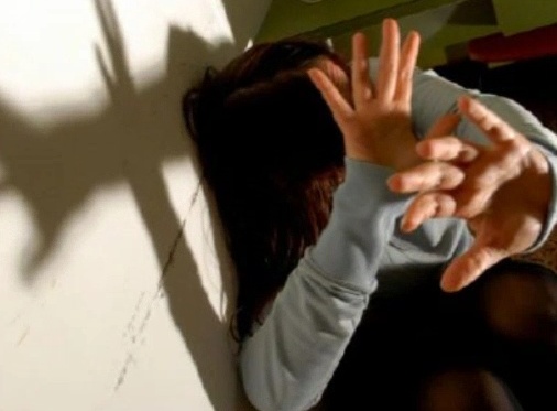 Massacra di botte la moglie. Il giudice lo rilascia il giorno dopo