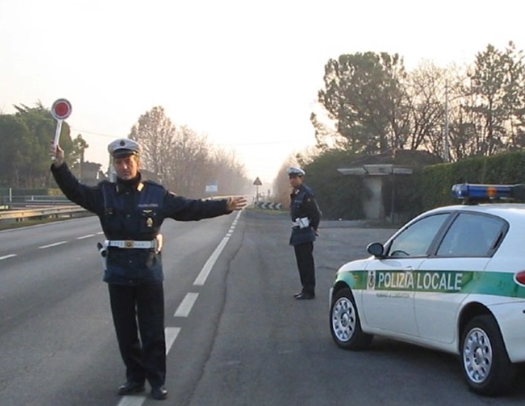 Salta il posto di blocco ma accusa i vigili
