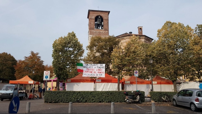 Matteo Landi,lo striscione trionfa in piazza Roma