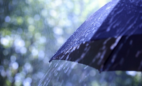 Meteo: grigio, pioggia, ma niente freddo