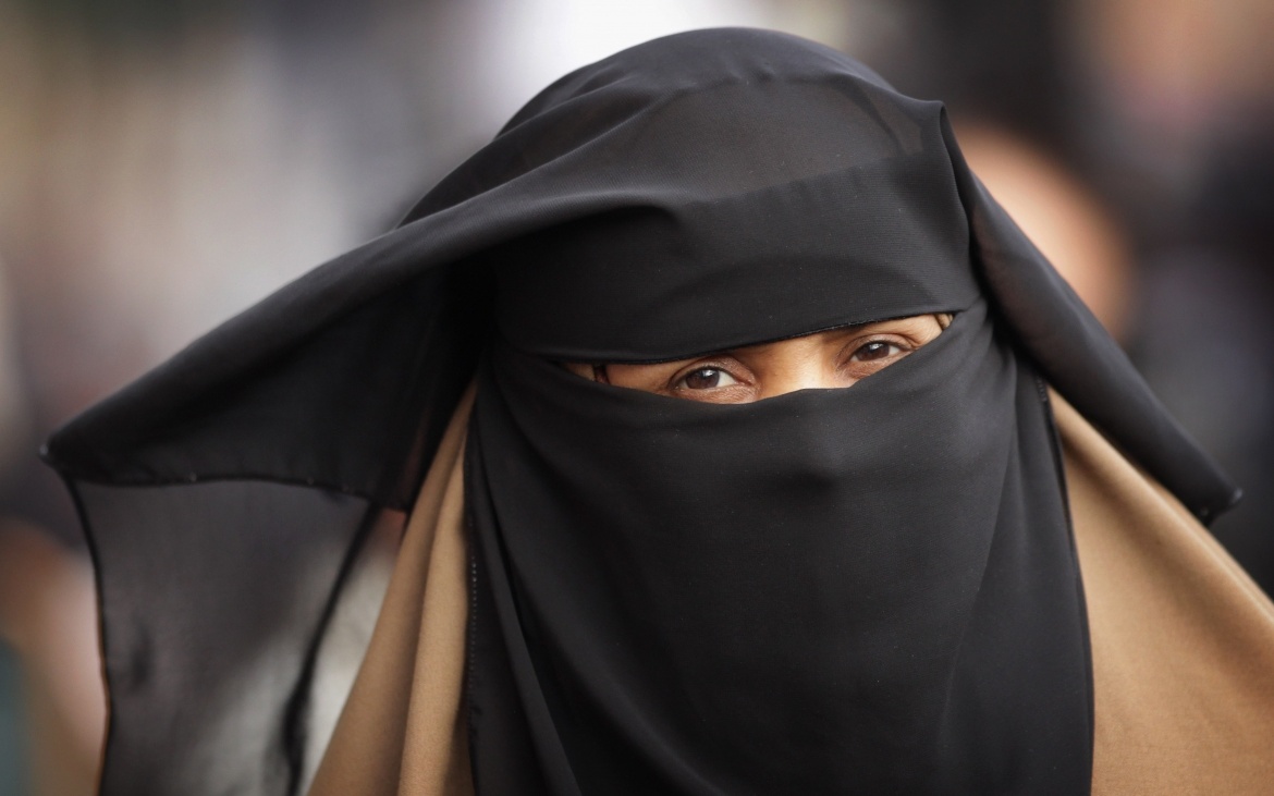 «Metti il burqa per 550 euro». Forum ci prova con Maria