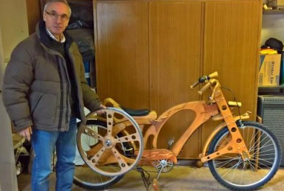 Mezzo anti crisi: sembianze da motocicletta e funzionalità da bici