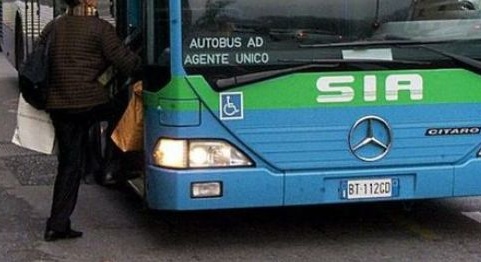 Ubriaco aggredisce l’autista dell’autobus di linea e scappa