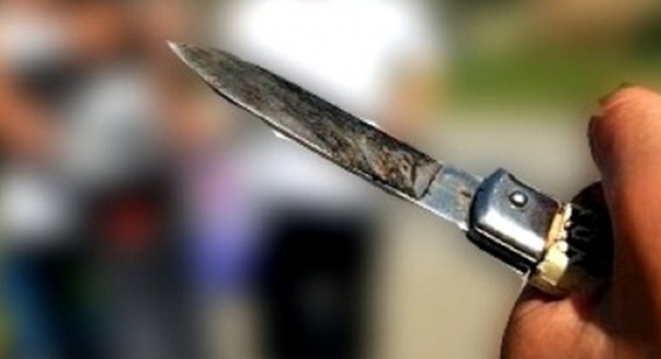 Accoltellato sotto casa, si cerca l’aggressore