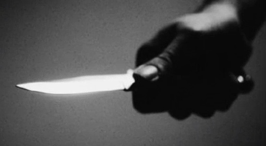 Aggredita e accoltellata mentre rientra a casa, paura per una 60enne