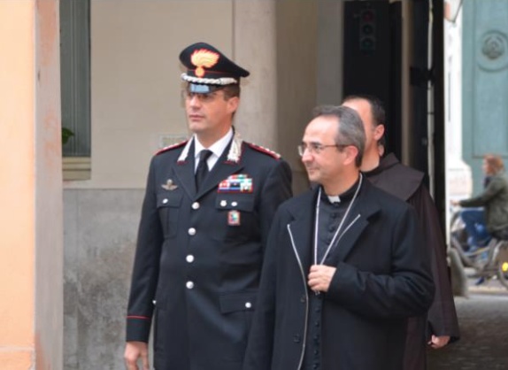 Mons. Busca visita i Carabinieri