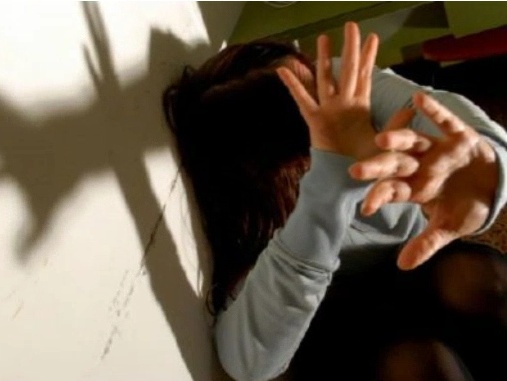 Sfugge all’aguzzino e lo denuncia alla polizia