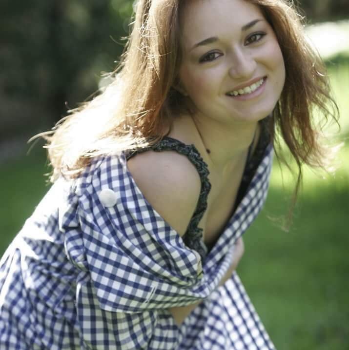 Nicole spopola su Youtube con «Asola I love you»