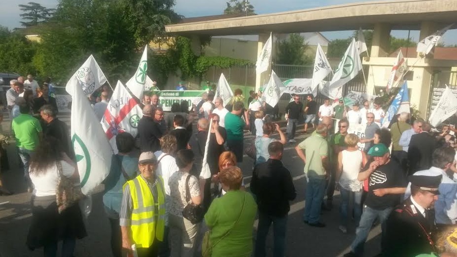 “No” agli immigrati alla ex caserma Serini