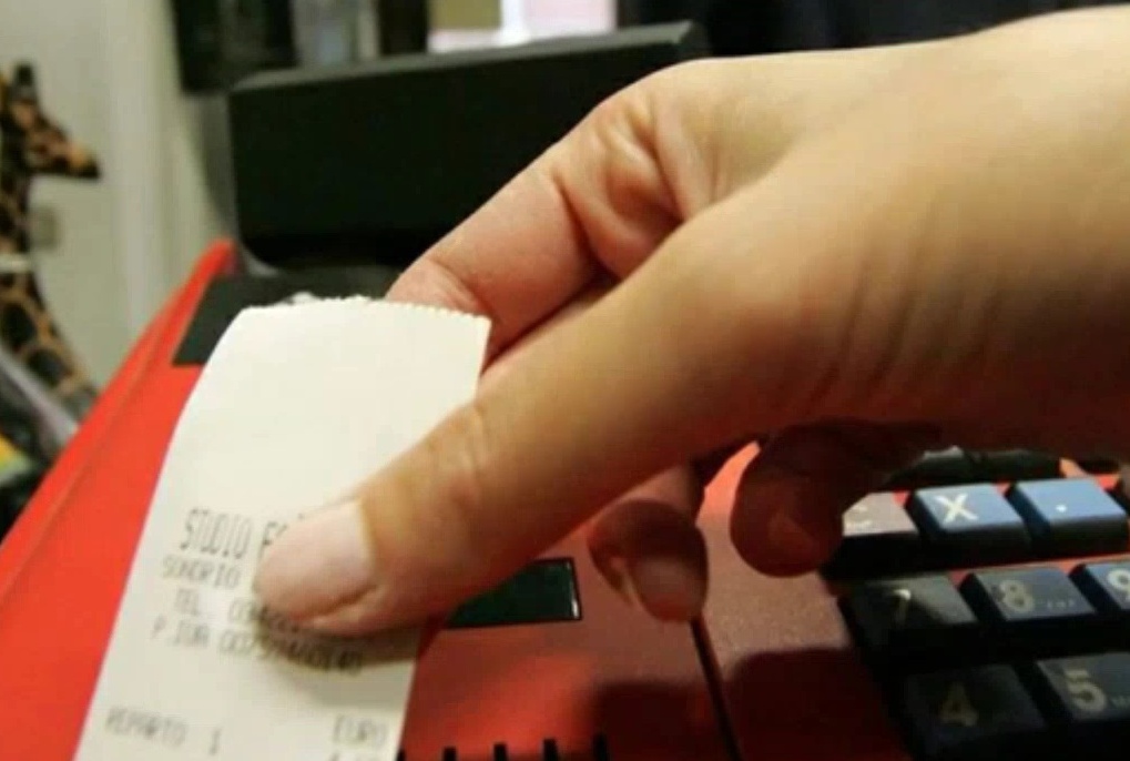 Non fanno 44 scontrini: la Finanza li becca e li multa