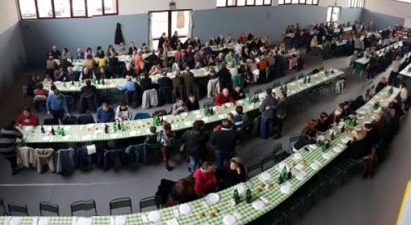 Oltre 300 persone alla tavola del «Grimm»