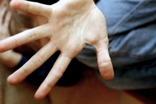 Orrore pedofilo: abusava del fratellino e mandava i video ad un 40enne