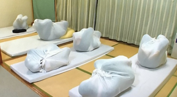 Otona Maki, un esercizio che simula il grembo materno