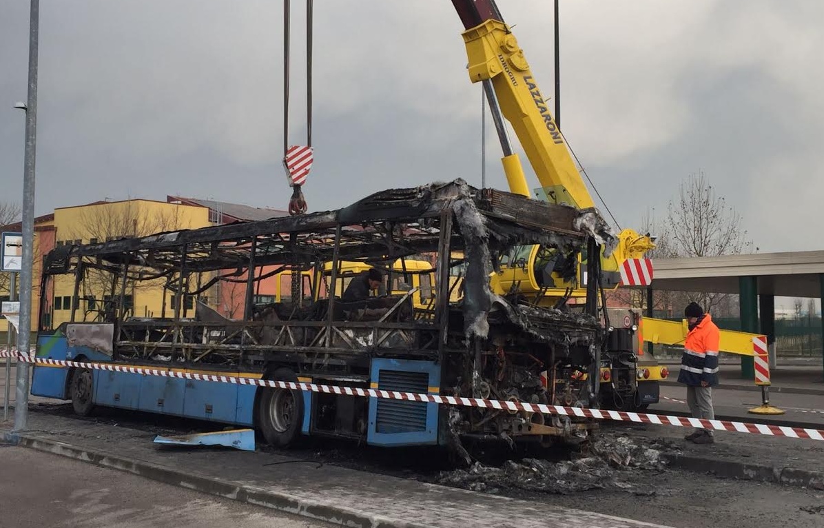 PULLMAN ESPLOSO: L’AUTISTA VEDE FUMO E FA SCENDERE GLI STUDENTI POCO PRIMA DELLE FIAMME