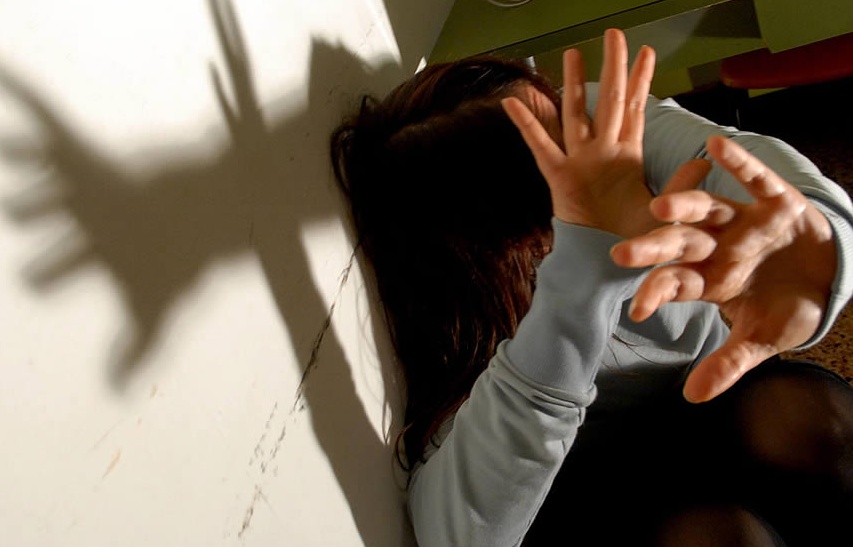 Padre di famiglia butta benzina sulla moglie: voleva darle fuoco