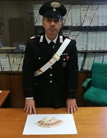 Paga una multa con banconote false, denunciato un albanese