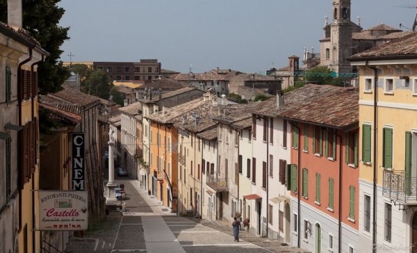 Castiglione, palazzi storici in abbandono per la crisi