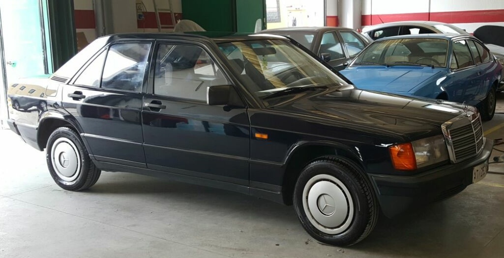 Parcheggia sotto casa, gli rubano la Mercedes dell’85