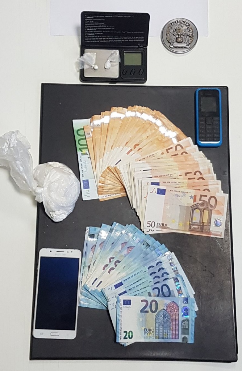 Parco Alpini: spacciatore clandestino e cliente nei guai