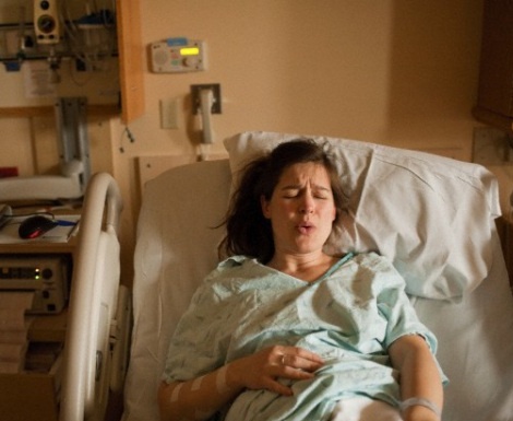 Partorisce in casa. Le indicazioni? Al telefono