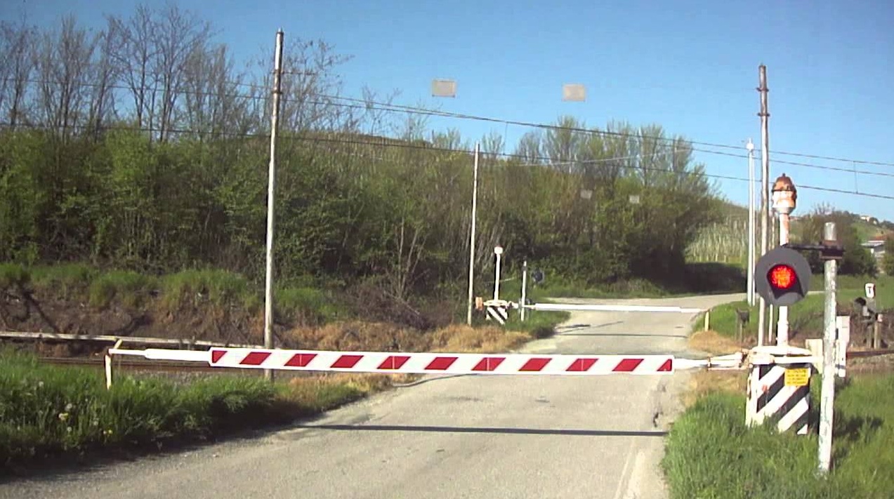 Passaggio a livello: trattore incastrato e traffico in tilt